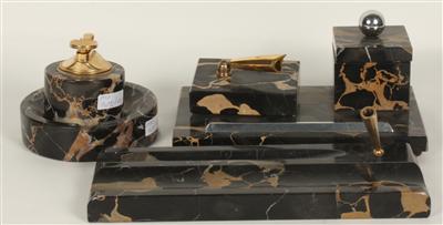 elegante Schreibtischgarnitur 1 Federablage mit Federhalter,1 Ablage mit Tintenfass 1 Aschenbecher, - Antiques and art