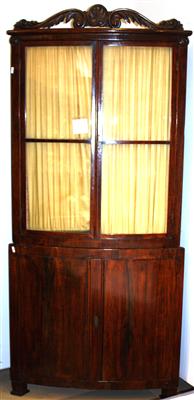 Biedermeier-Eckvitrine um 1830 2-teiliger nussfurnierter Korpus mit 1 vollen und 1 verglasten Tür, - Antiques and art