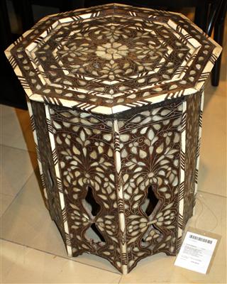 Oktogones Beistelltischchen in maurischer Stilart, - Antiques and art