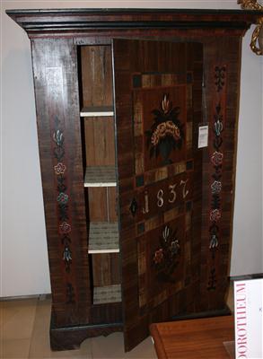Bauernschrank alpenländisch 19. JH. Fichtenholzkorpus holzartig grundiert sowie floral und ornamental bemalt eine Tür, - Kunst, Antiquitäten und Möbel