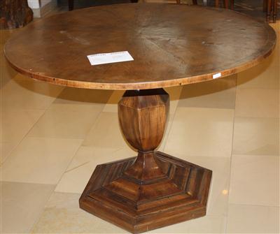Runder Tisch im BM-Stil unter Verwendung verschiedener tlw Tisch bzw Gestellteile gebarbeitet Weichholz nußfurniert, - Arte e antiquariato