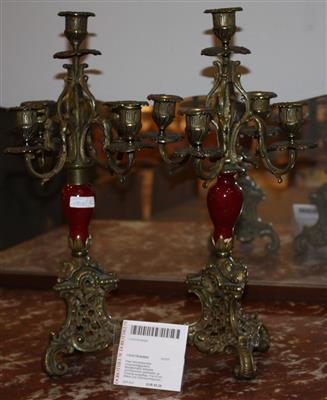 Paar Kerzenleuchter ornamentalgezierte Metallschäfte teilweise durchbrochen gearbeitet, - Kunst, Antiquitäten und Möbel
