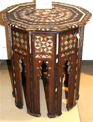 kleines Beistelltischchen in maurischer Stilart, - Kunst, Antiquitäten und Möbel