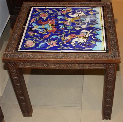 Niedriger Beistelltisch in orientalischer Art, - Antiques and art