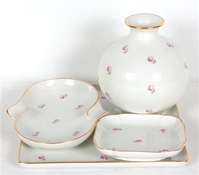1 Platte, 1 Aschenbecher, 1 Konfektschale, 1 kugelförmige Vase, - Umění a starožitnosti