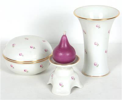 1 Vase, Höhe 12 cm., 1 Deckeldose Dm 10 cm. 1 Kerzenhalter, Höhe 5,5 cm. - Kunst, Antiquitäten und Möbel