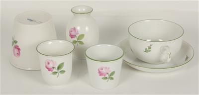 1 Vase, 1 Becher, 3 Schalen, 2 Blumentöpfe, 4 Untertassen, 1 Teller, 1 Bouillontasse, - Arte e antiquariato