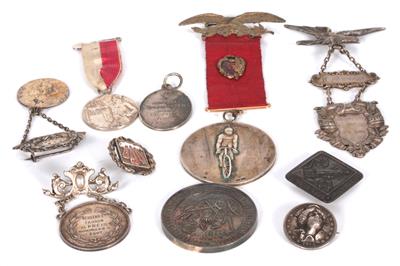 Lot Auszeichnungen, Medailen und Anstecknadeln - Antiques and art