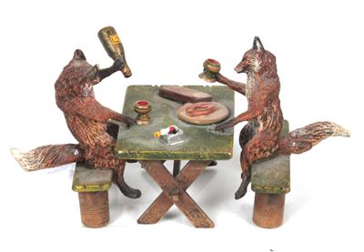 2 Füchse mit Wein und Jause bei Tisch - Kunst, Antiquitäten und Möbel