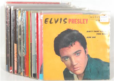 63 Singles Elvis Presley Pressungen aus Frankreich, - Elvis Presley Memorabilien (Schallplatten, Literatur und Sammlerstücke)