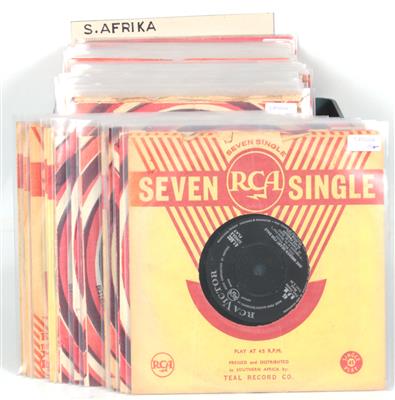 74 Singles Elvis Presley Pressungen aus Südafrika, - Elvis Presley Memorabilia (discs, literature and collecting items)