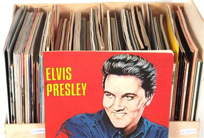 ca. 90 Zeitschriften aus aller Welt zum Thema Elvis Presley in 4 Holz-Stehsammlern, - Elvis Presley Memorabilia (discs, literature and collecting items)