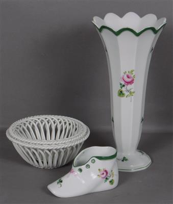 1 Ziergegenstand "Schuh" 2 Konfektkörbchen 1 Socelvase - Antiques and art