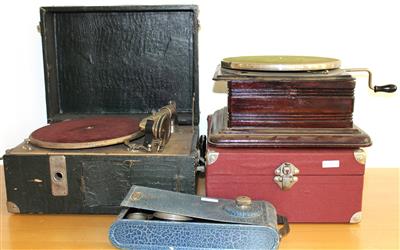 2 Koffergrammophone, - Kunst, Antiquitäten und Möbel