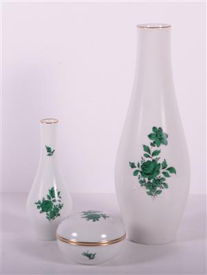 1 Vase 27 cm. 1 Vase 15 cm. 1 Deckeldose Dm. 8 cm. - Antiques and art