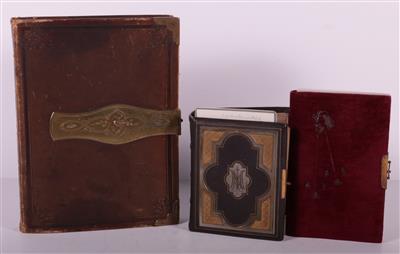 2 alte Fotoalben, 1 Poesiebüchlein um 1900, - Antiques and art