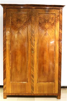 Garderobenschrank im Biedermeier-Stil, - Onlineauktion Kunst, Antiquitäten und Möbel