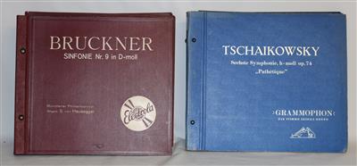 12 Schellack Alben - Vintage radios and rare vinyl recordings