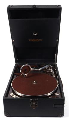 2 Koffergrammophone 1) Adler, - Historische Unterhaltungstechnik und Schallplatten