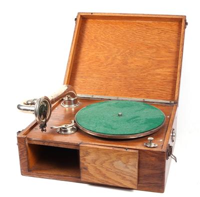 3 Koffergrammophone - Historic entertainment technology and vinyls