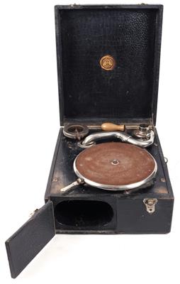 3 Koffergrammophone - Historische Unterhaltungstechnik und Schallplatten