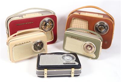 5 Portableradios - Historic entertainment technology and vinyls