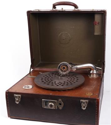 Konvolut Grammophone und Grammophonersatzteile - Historische Unterhaltungstechnik und Schallplatten