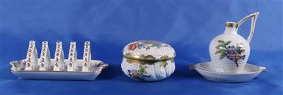 1 Deckeldose, 1 Henkelvase, 1 Serviettenhalter, 1 Aschenbecher - Antiques and art