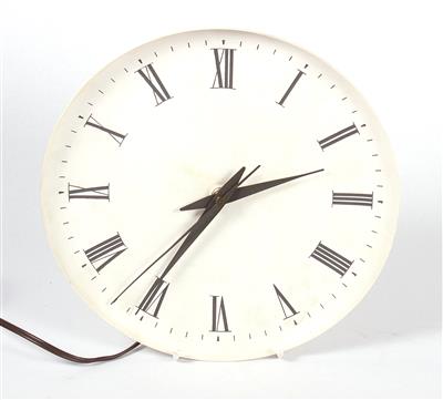 Wanduhr mit rundem Zifferblatt. Elektrifiziert. Rückseitig bezeichnet. Maße Durchmesser ca. 27 cm, - Design vor Weihnachten