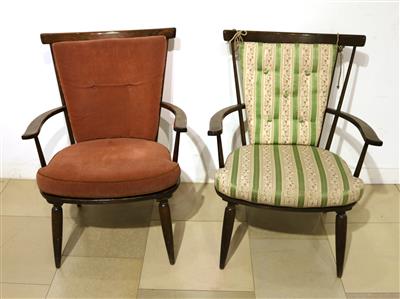 Paar Armsessel mit unterschiedlich tapezierten Sitz und Lehnenauflagen, - Antiques and art