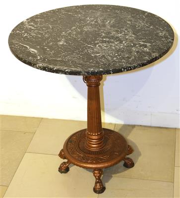 Runder Tisch mit bronziertem Gußeisenfuß und Marmorplatte um 1890/1900, - Umění a starožitnosti