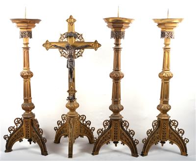 Neugotische Gruppe, Kruzifix und 3 Kerzenhalter - Antiques and art