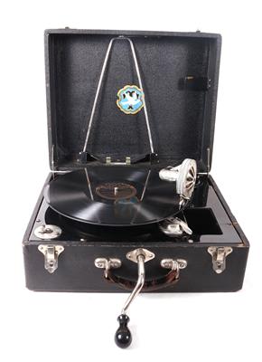 Koffergrammophon Deckelinnenseite gemarkt mit weisser Taube, - Historic entertainment technology and vinyls