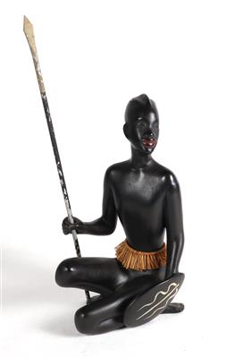 Knieender Schwarzafrikaner mit Metallspeer und Schild - Antiques and art