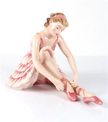 Sitzende Tänzerin die Ballerinas bindend - Antiques and art