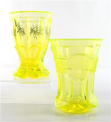 2 Sockelbecher aus annagrünem Glas im Biedermeierstil - Kunst, Antiquitäten, Möbel und Technik