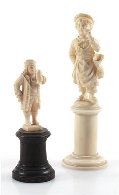 2 verschiedene Elfenbeinfigürchen, "Schusterjunge" u. "Ratsherr mit Weinkelch" - Antiques and art