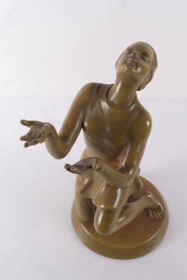 Knieende junge Frau mit erhobenen Händen - Antiques and Art