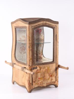 Seltenes Modell einer Miniaturvitrine in Form einer Senfte - Umění, starožitnosti, nábytek a technika