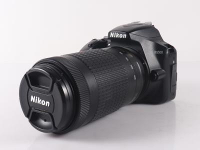 Digitale Spiegelreflexkamera Nikon D3500 mit Objektiv - Technik, Handys und Fahrräder