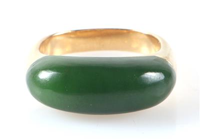 Ring mit Schmuckstein aus der Jadegruppe - Schmuck und Uhren