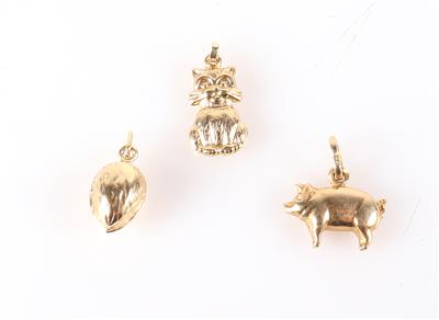 3 Anhänger "Katze", "Schwein", "Nuss" - Jewellery and watches