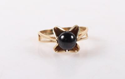 Ring mit Granatkugel - Schmuck und Uhren