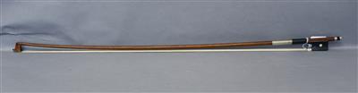 Ein Neusilbermontierter dt. Violinbogen, die oktogonale Stange ist gestempelt: L. GILLET - Musical Instruments