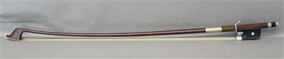 Ein neusilbermontierter Kontrabaßbogen, mit franz. Griff, die runde Stange ist gestempelt:G. PRAGER - Musikinstrumente