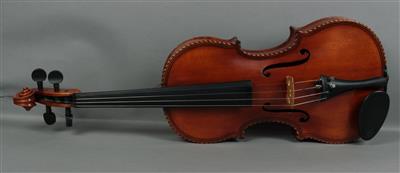Eine dekorierte böhmische Geige - Musikinstrumente
