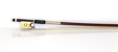 Ein neusilbermontierter Violinbogen, mit Beinfrosch, die runde Stange ist gestempelt: STERNBERG - Musikinstrumente