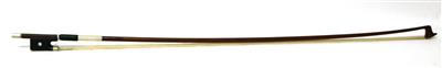 Ein neusilbermontierter Violinbogen, wahrscheinlich aus Mirecourt, die runde Stange ist gestempelt:LUPOT - Musical Instruments