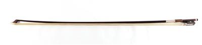 Ein silbermontierter Violinbogen von Albert Nürnberger, die oktogonale Stange ist gestempelt:ALBERT NÜRNBERGER - Strumenti musicali