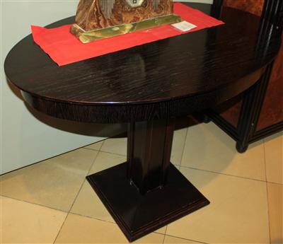 Ovaler Tisch mit Pfeilerfuß, - Summer-auction